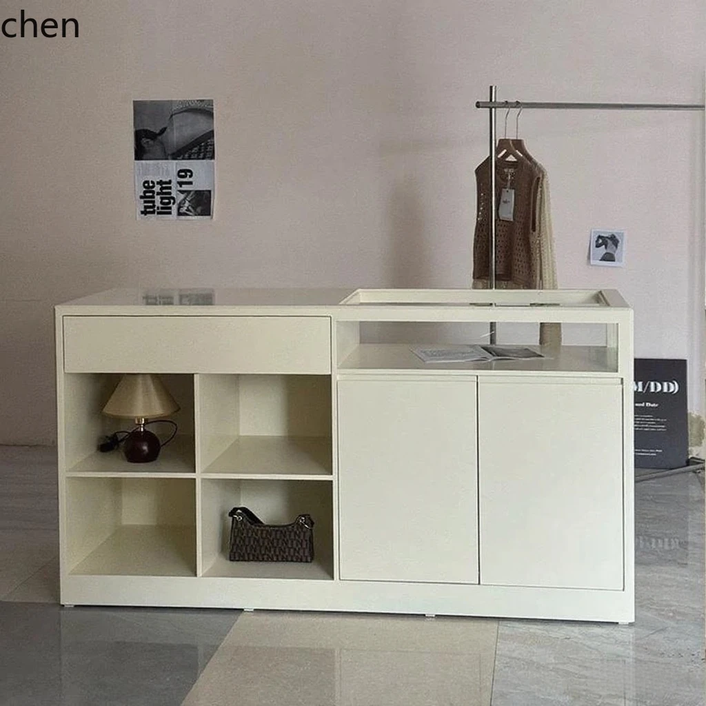 Desk Setup In Office - HYS Bekleidungsgeschäft Inseltheke aus lackiertem Glas